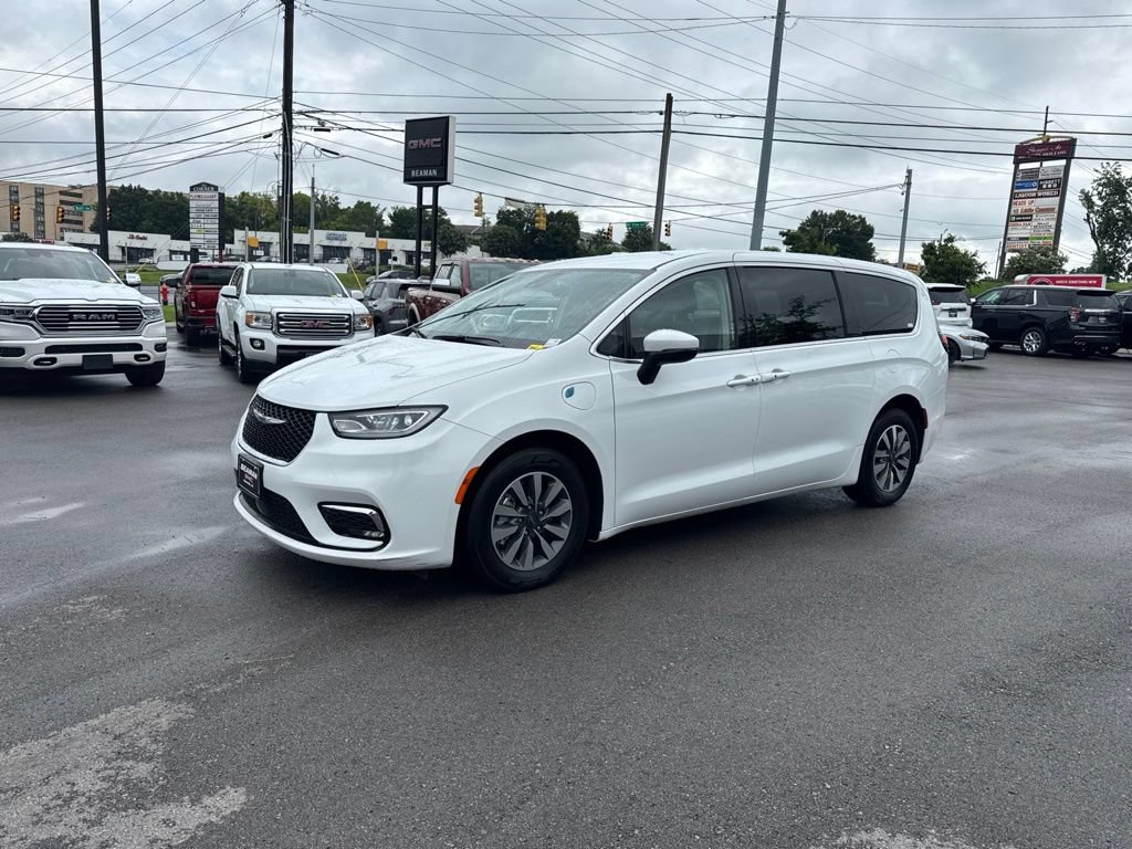 Used 2023 Chrysler Pacifica Touring-L FWD image 3