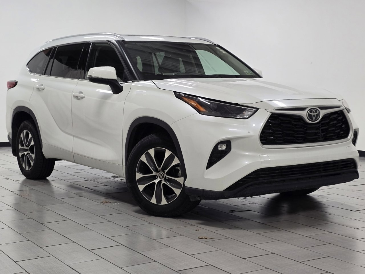 Used 2022 Toyota Highlander XLE image 2
