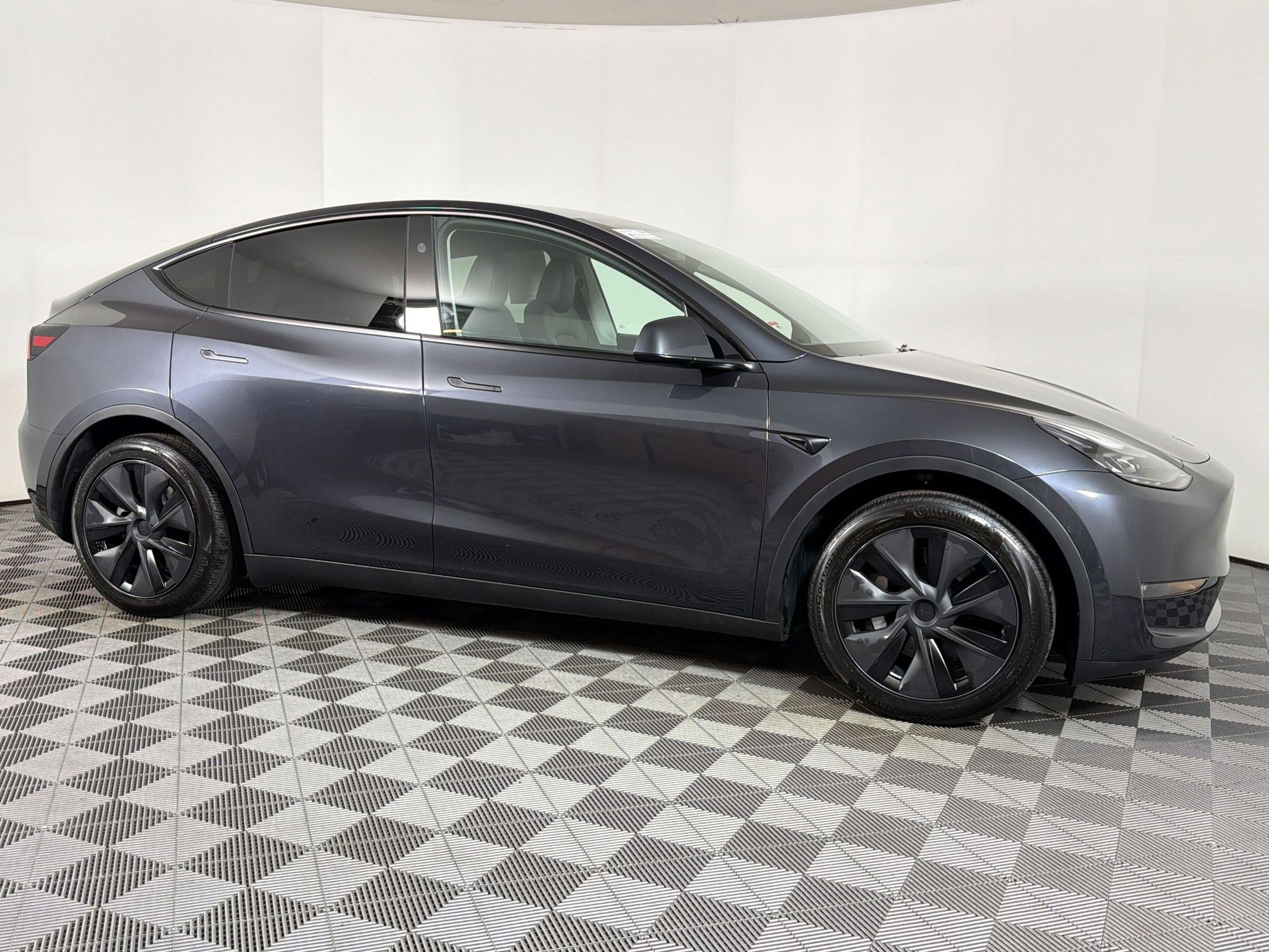 Used 2025 Tesla Model Y Long Range AWD/4WD image 6