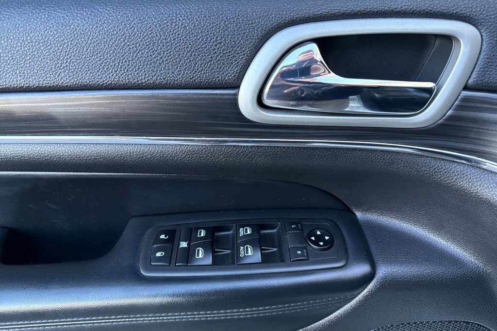 Used 2021 Jeep Grand Cherokee Limited w/ Luxury Group II image 8