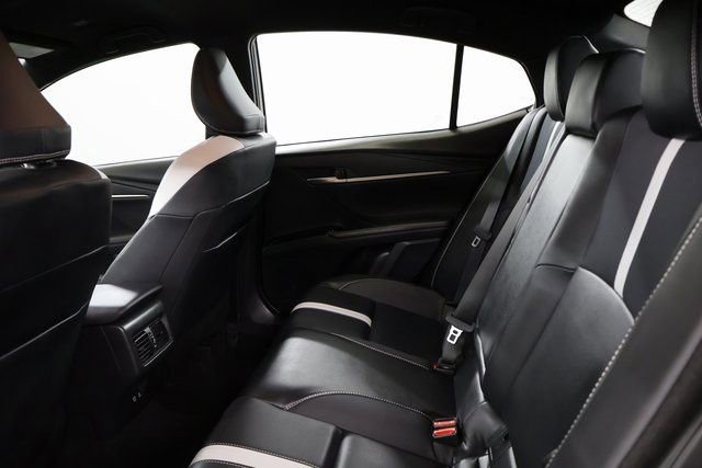 Used 2025 Toyota Camry SE image 31