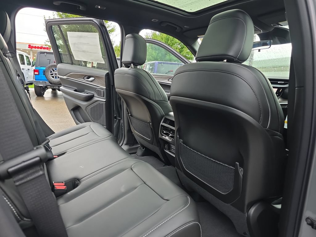 New 2027 Jeep Grand Cherokee Limited w/ Limited Altitude Package AWD/4WD image 11