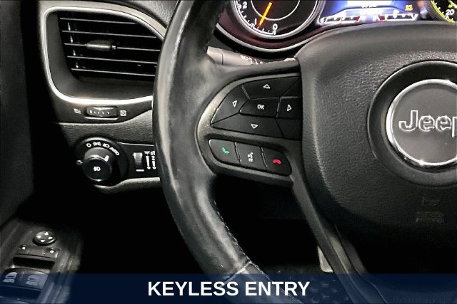 Used 2019 Jeep Cherokee Trailhawk w/ Comfort & Convenience Group AWD/4WD image 15