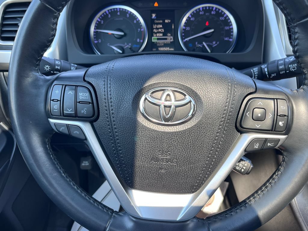 Used 2019 Toyota Highlander SE w/ Nightshade Edition AWD/4WD image 13