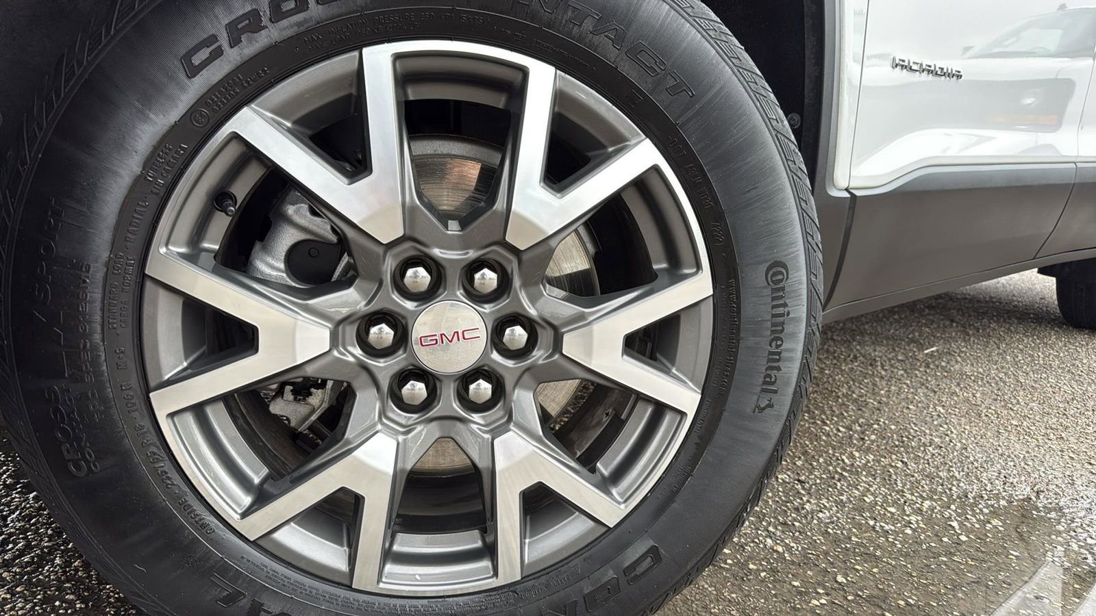 Used 2023 GMC Acadia SLE image 9