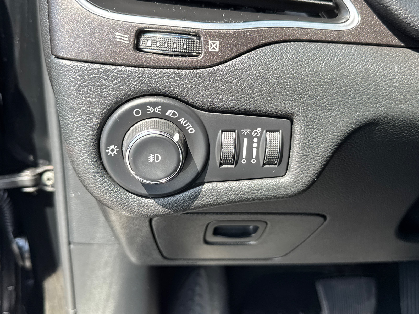 Used 2020 Jeep Cherokee Trailhawk w/ Cold Weather Group AWD/4WD image 15
