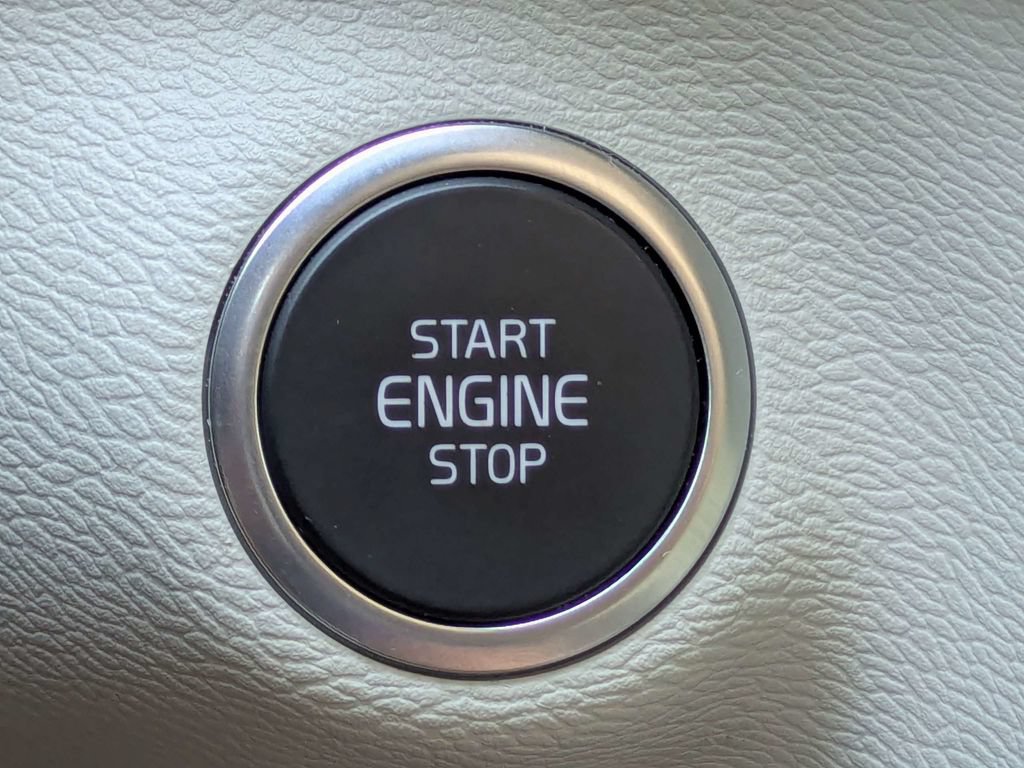 Certified 2025 Volvo XC40 B5 Plus AWD/4WD image 27