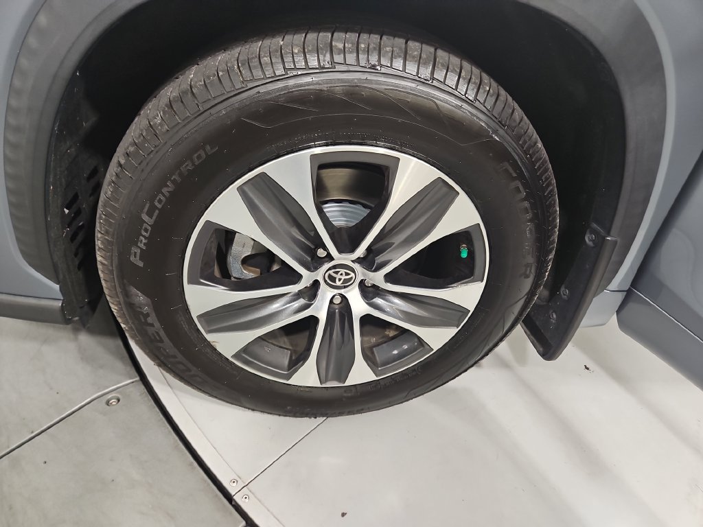 Used 2020 Toyota Highlander XLE AWD/4WD image 28