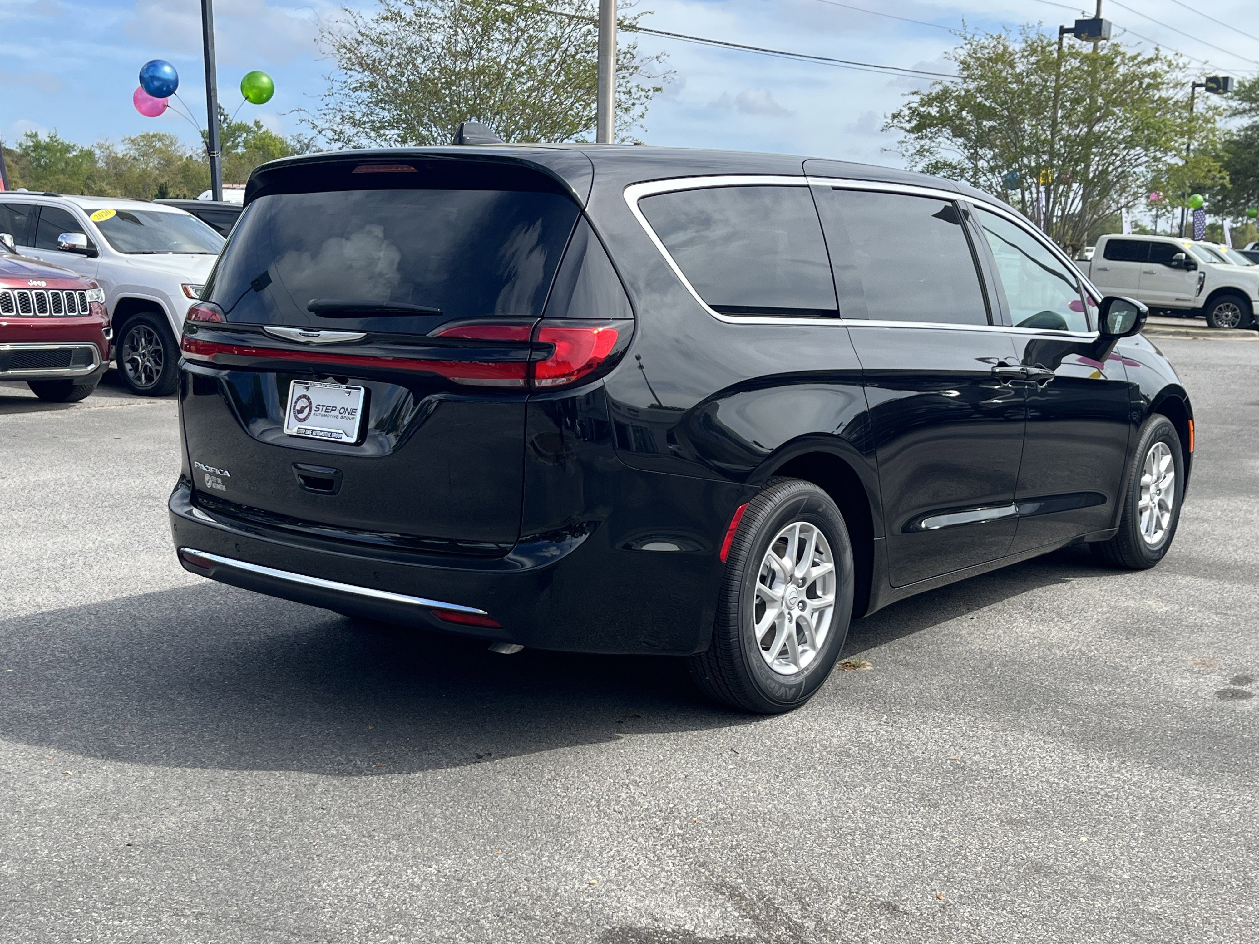 New 2026 Chrysler Pacifica Select image 4