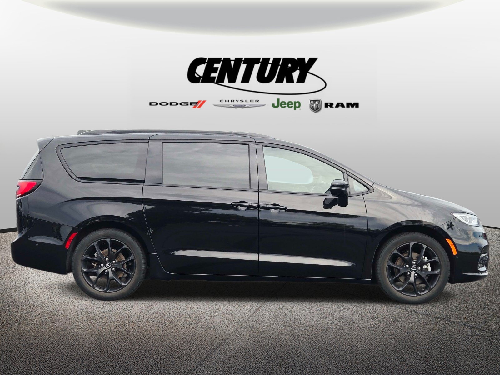 Used 2024 Chrysler Pacifica Limited w/ S Appearance Package FWD image 2