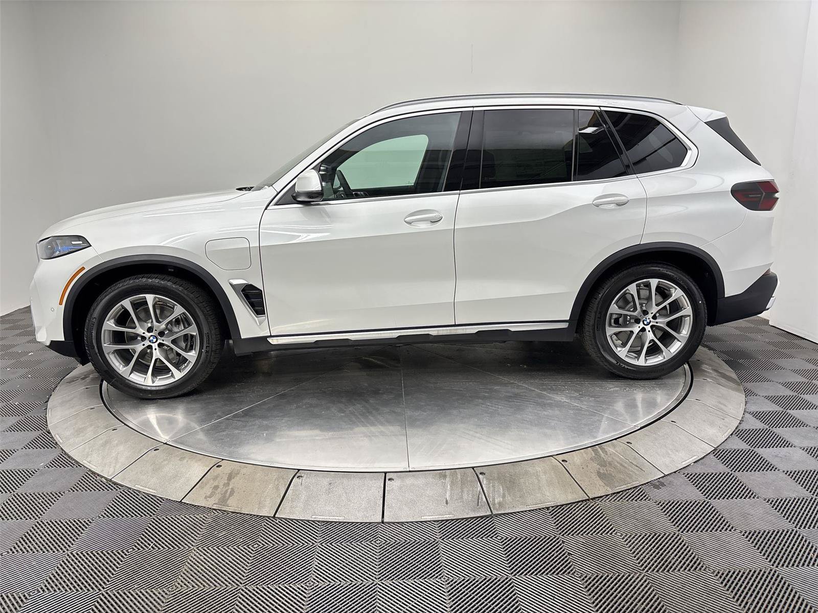 New 2026 BMW X5 xDrive50e w/ Climate Comfort Package AWD/4WD image 16