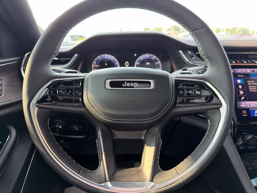 Used 2023 Jeep Grand Cherokee Overland AWD/4WD image 16