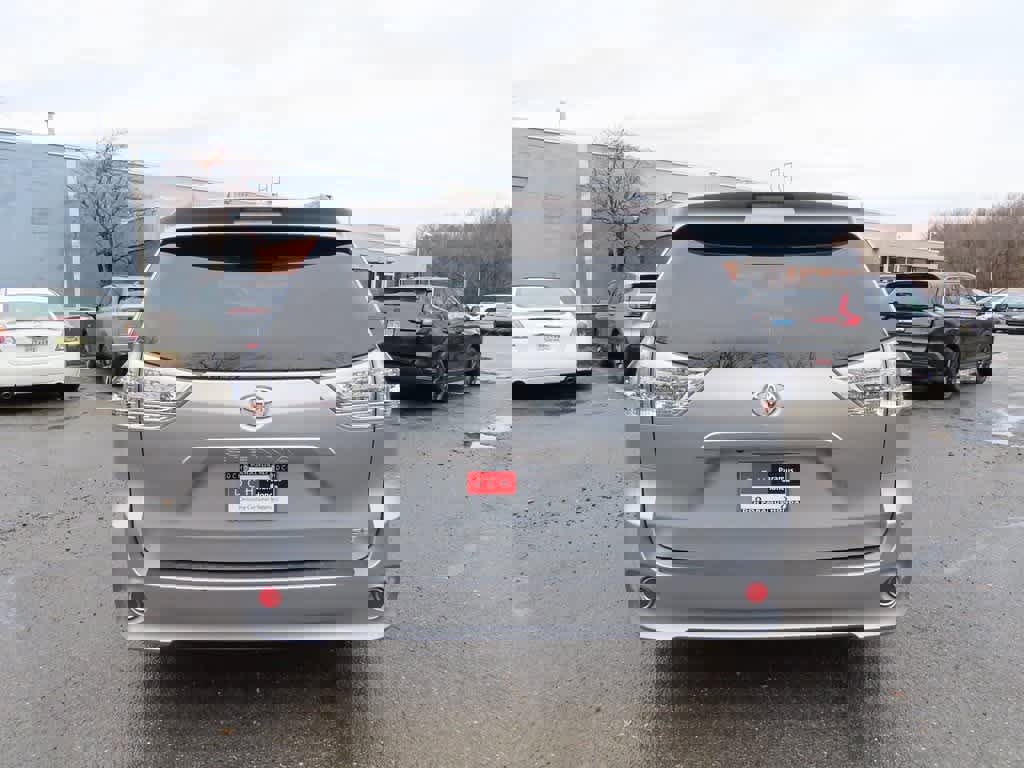 Used 2017 Toyota Sienna SE image 5