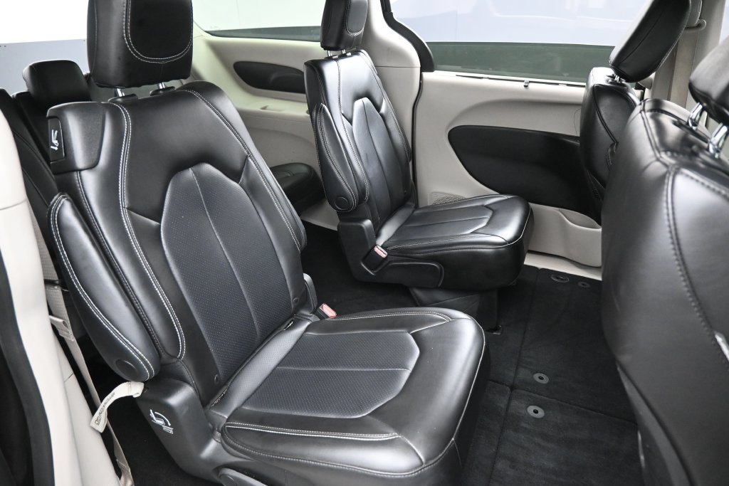Used 2023 Chrysler Pacifica Touring-L FWD image 15