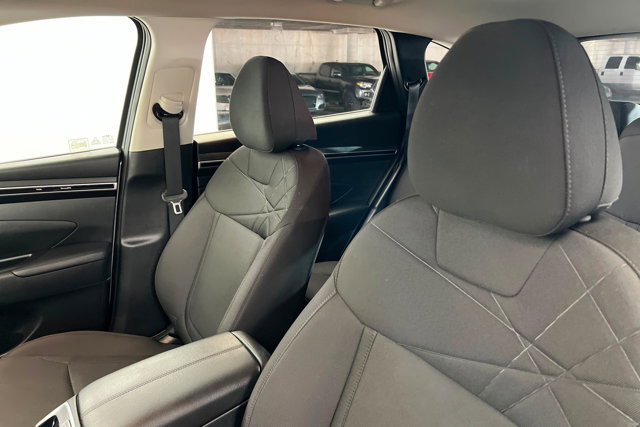 Used 2022 Hyundai Tucson SE w/ Cargo Package image 16