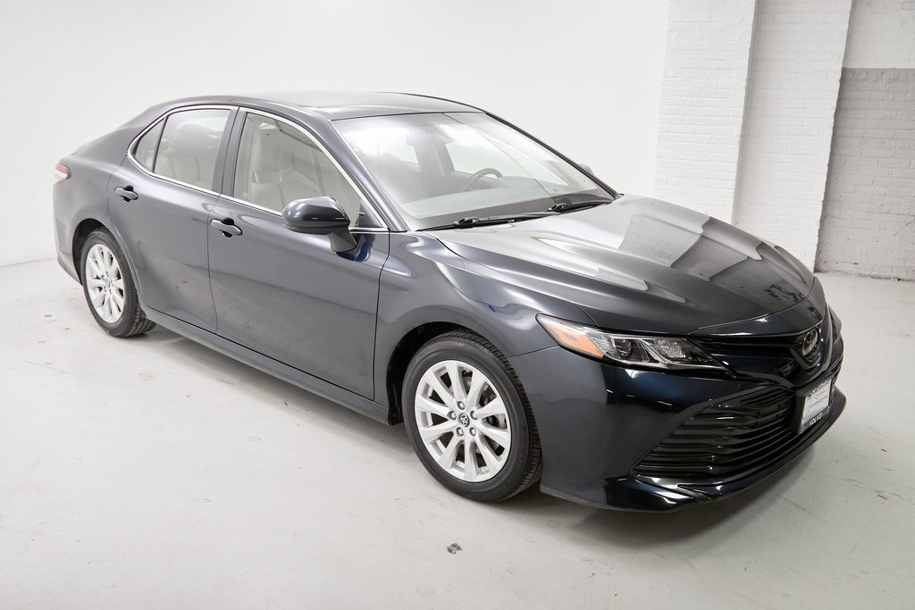 Used 2018 Toyota Camry LE image 4