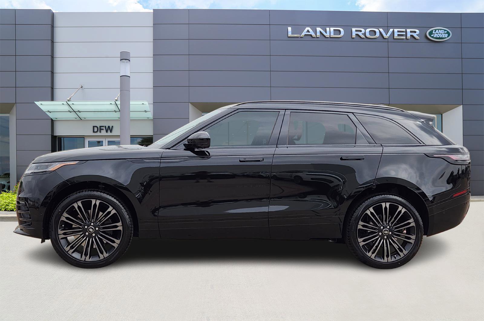New 2026 Land Rover Range Rover Velar Dynamic SE image 3