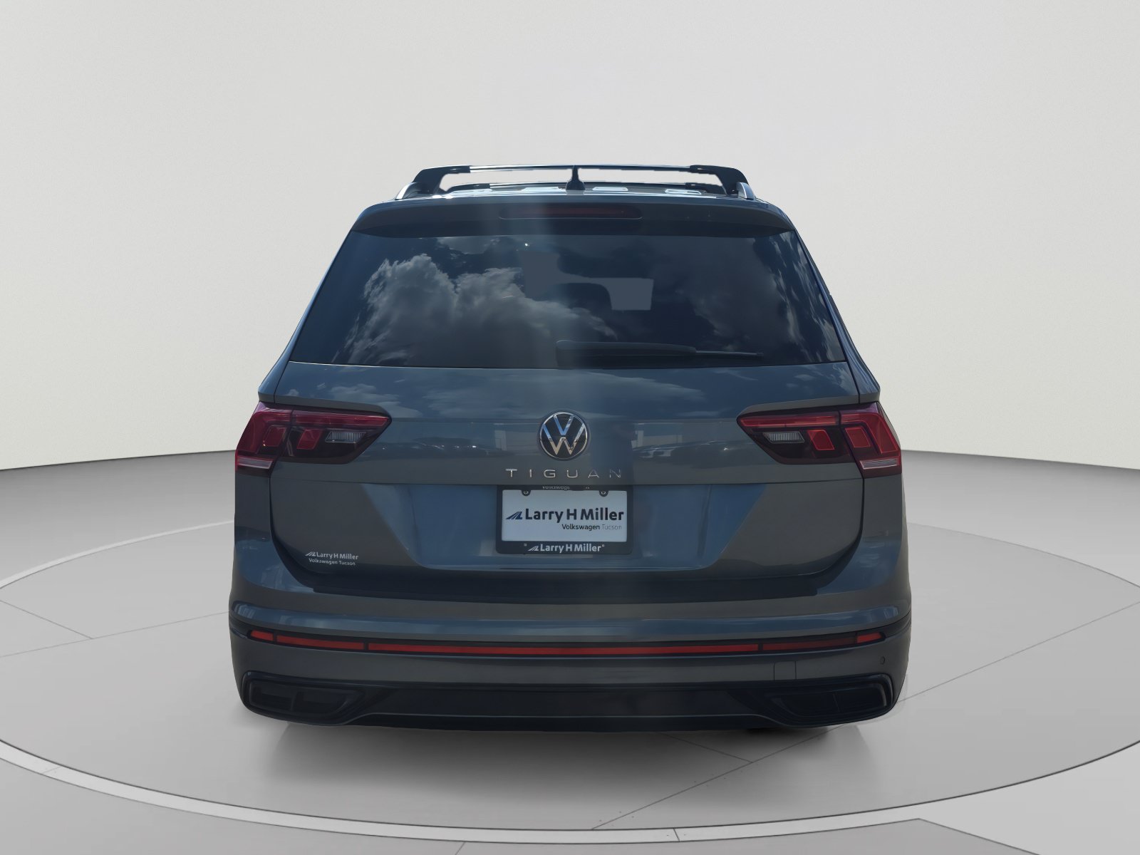 Used 2024 Volkswagen Tiguan SE R-Line FWD image 4