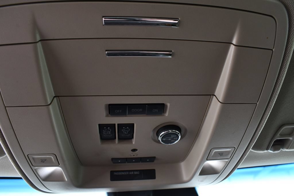 Used 2018 Chevrolet Suburban Premier AWD/4WD image 33