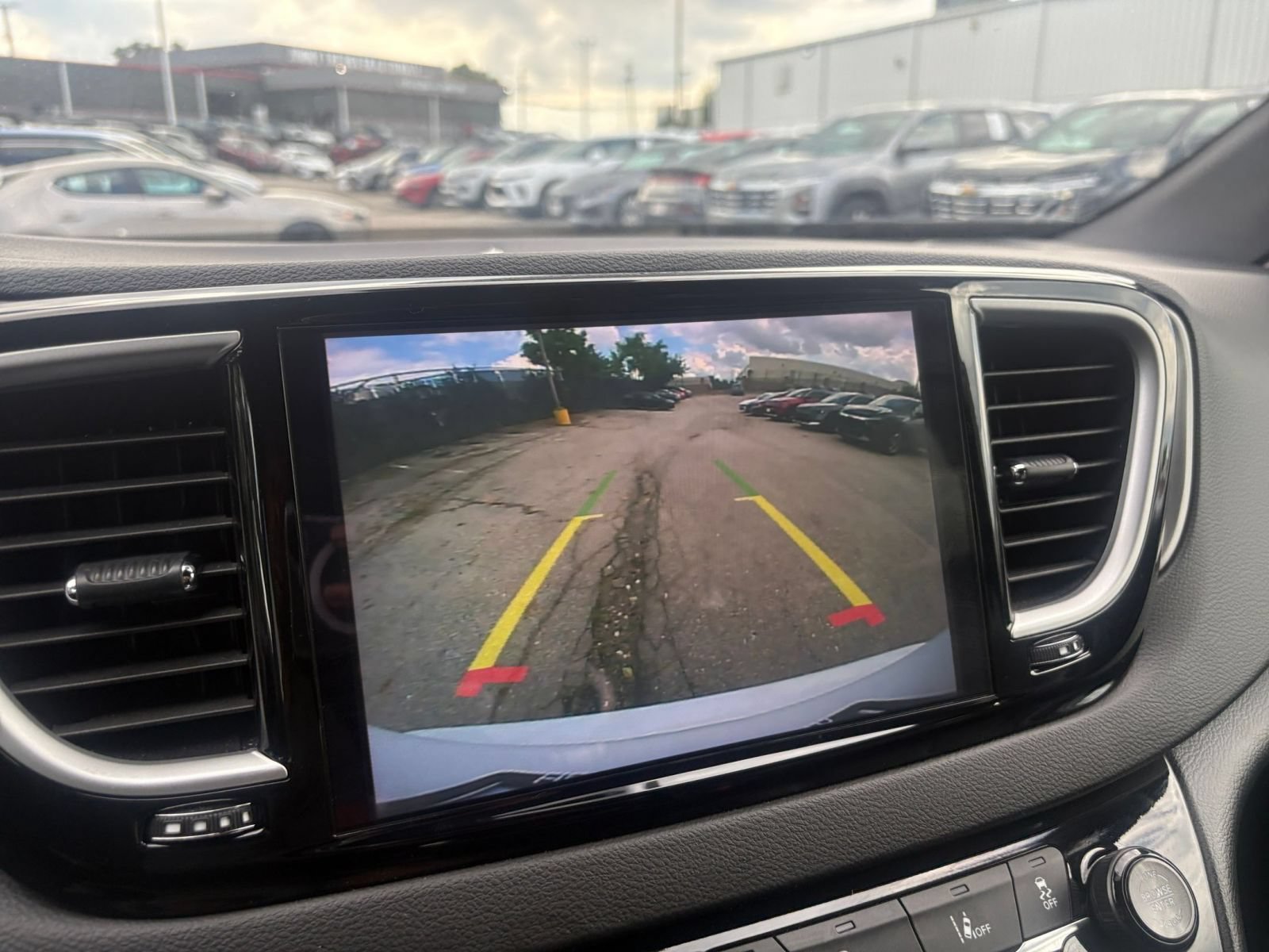 Used 2025 Chrysler Pacifica Select FWD image 19