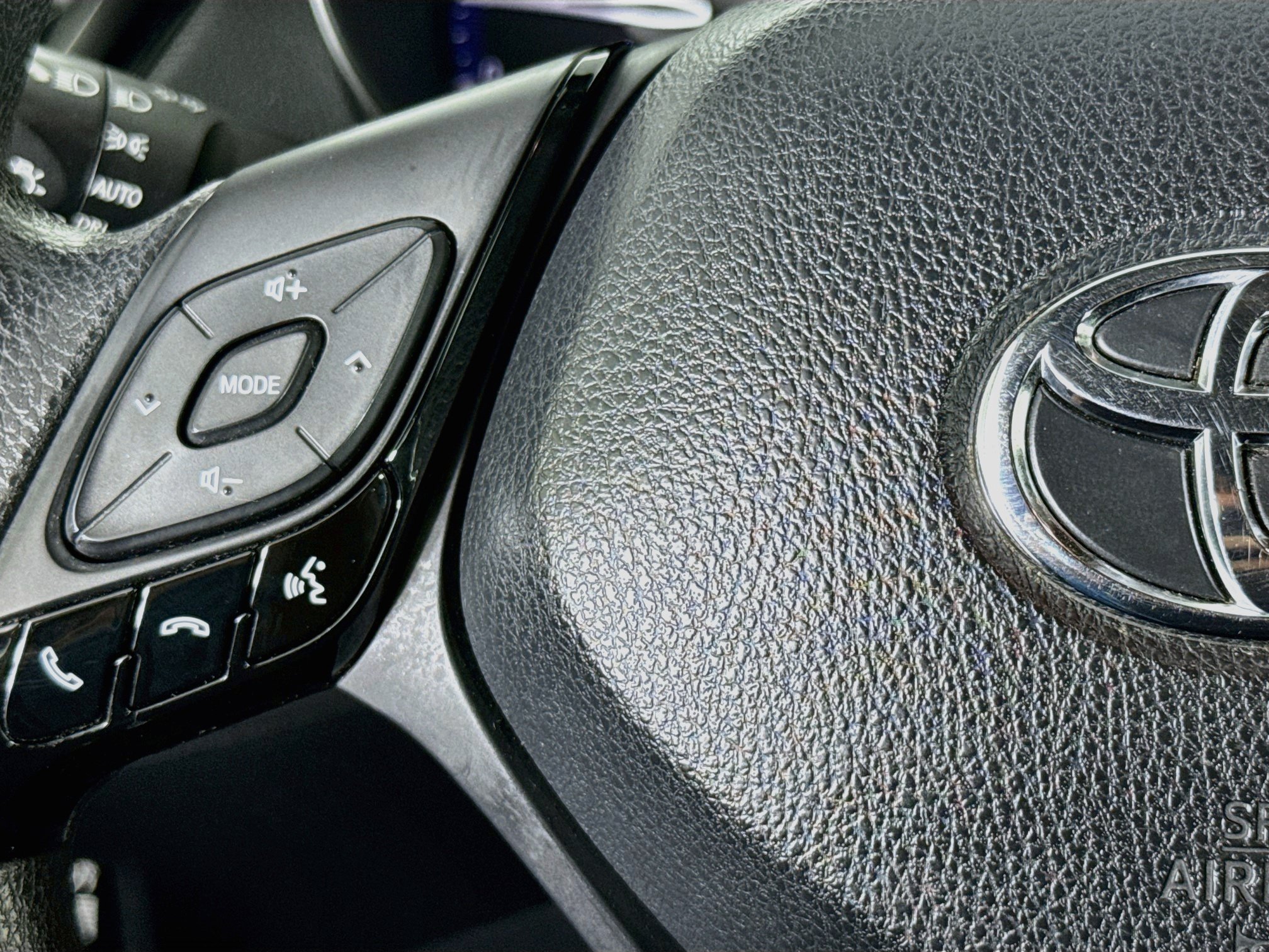 Used 2020 Toyota C-HR LE FWD image 11