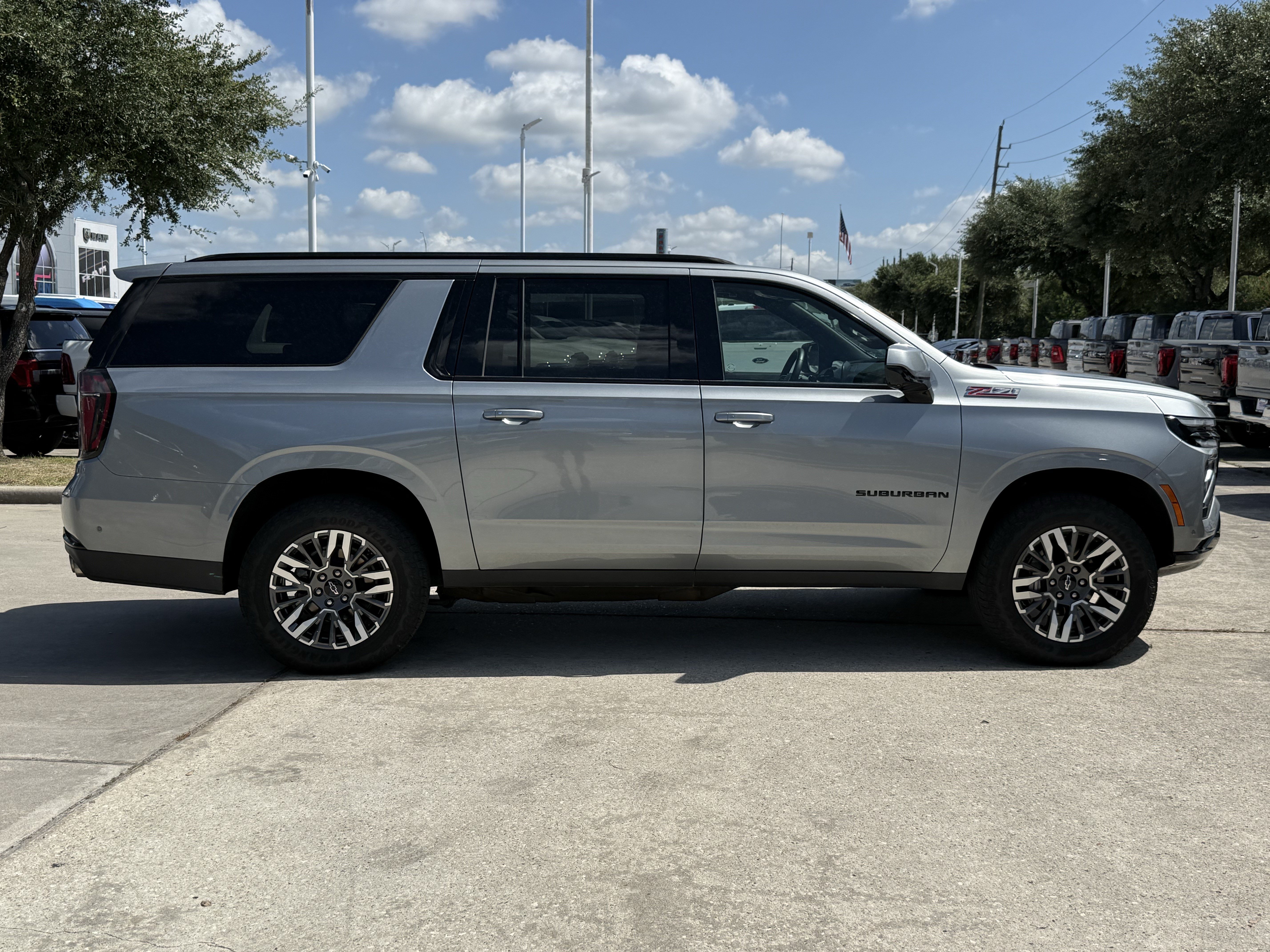 Used 2025 Chevrolet Suburban Z71 AWD/4WD image 3