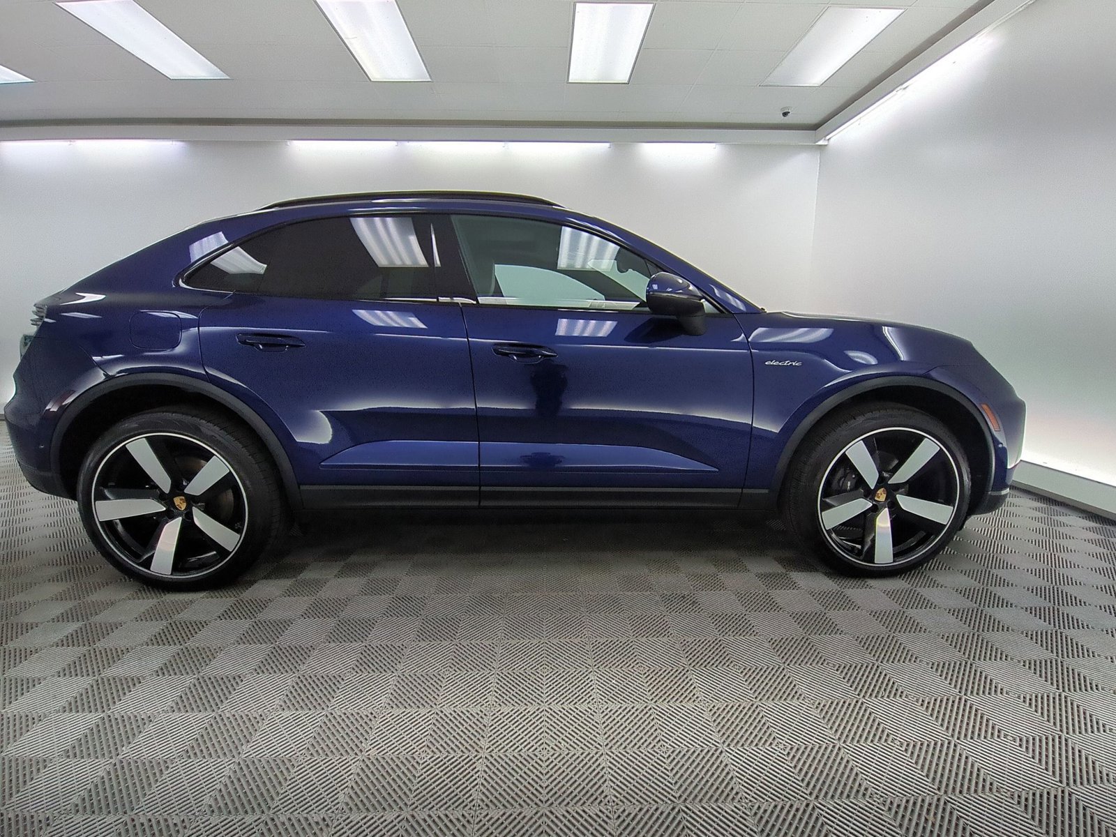 Certified 2025 Porsche Macan 4 Electric image 8