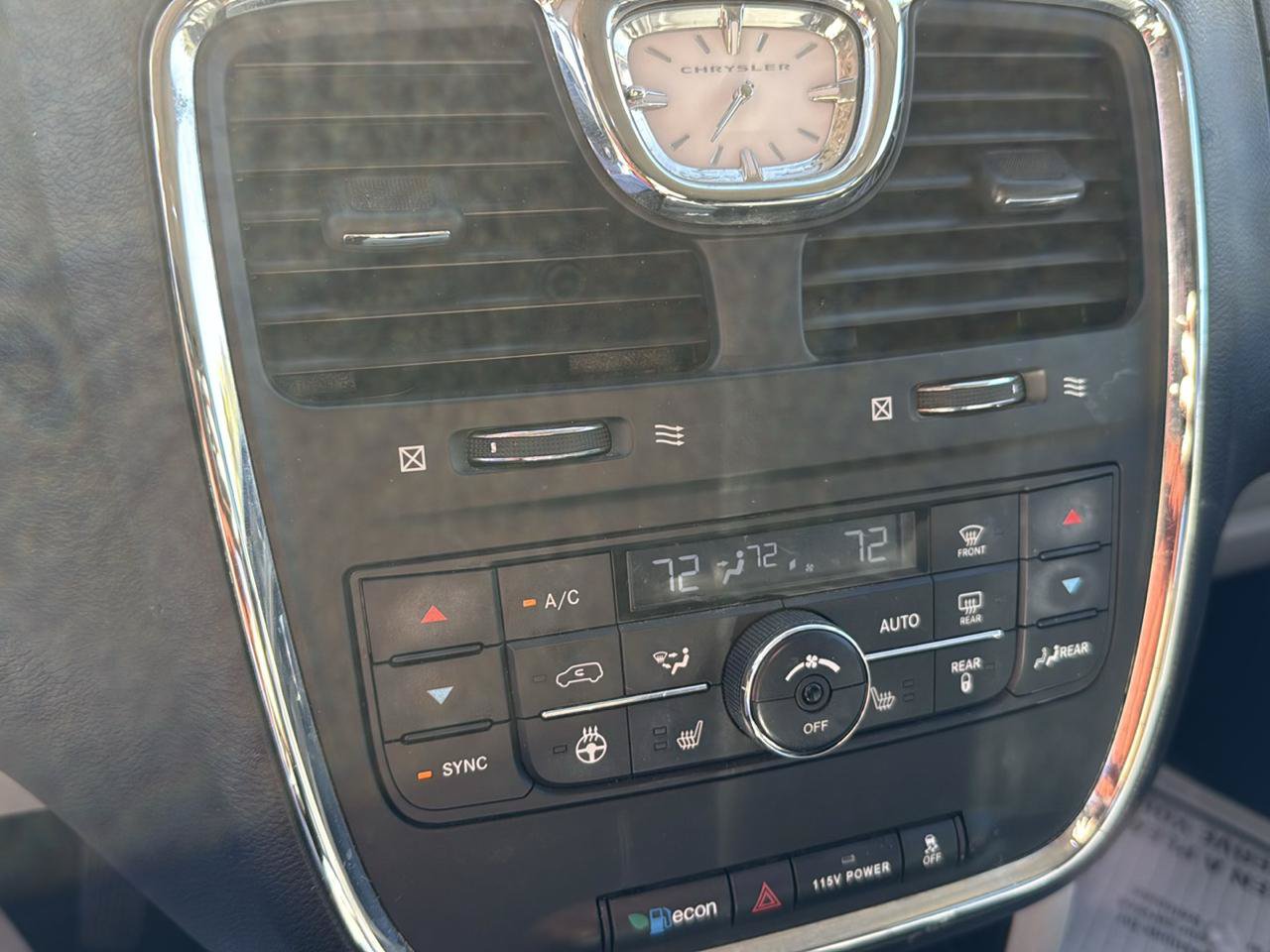 Used 2014 Chrysler Town & Country Touring-L FWD image 20