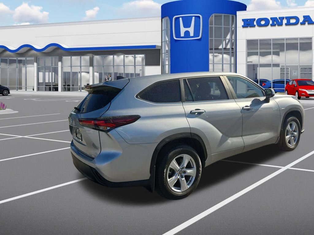 Used 2024 Toyota Highlander LE image 17
