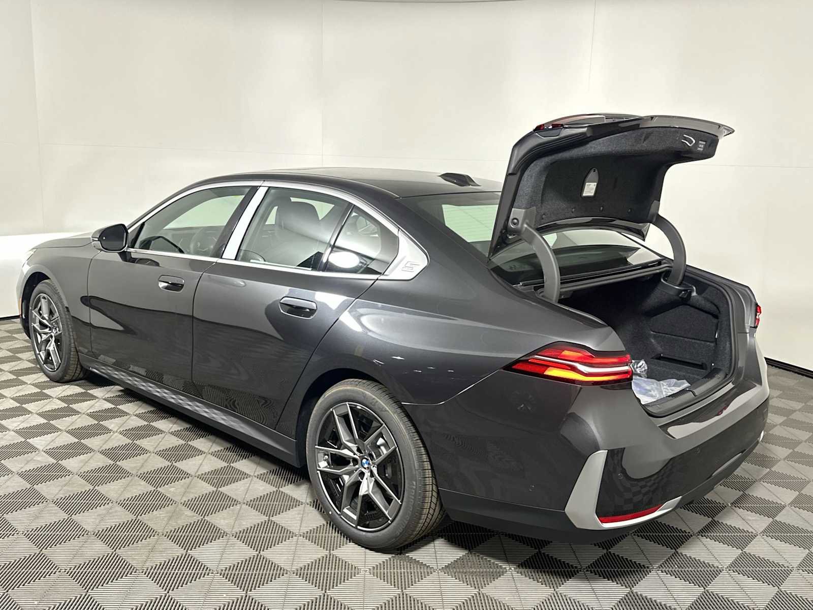 New 2026 BMW 530i xDrive w/ Premium Package image 19