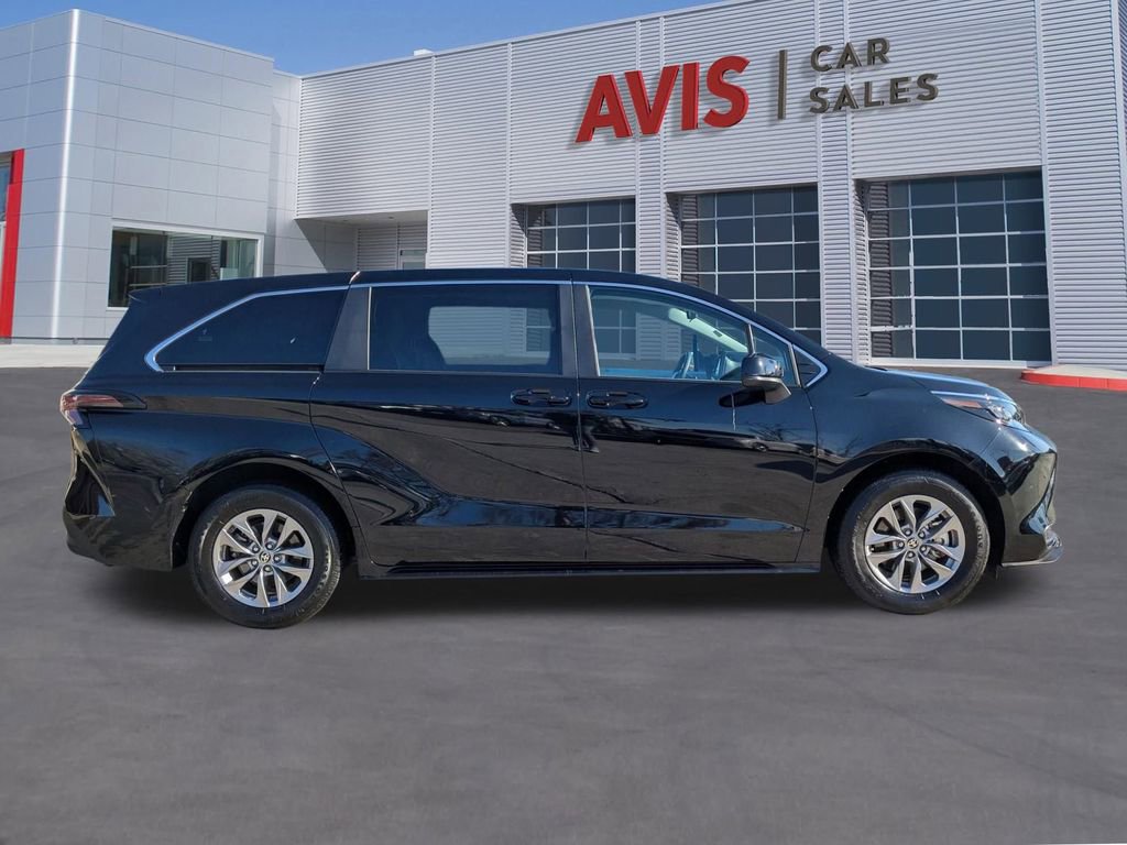 Used 2025 Toyota Sienna LE image 5