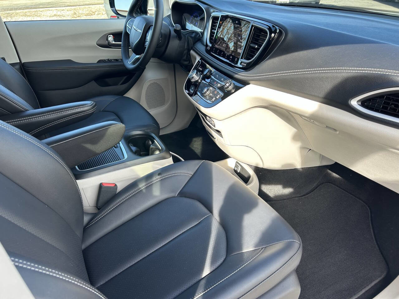 Used 2024 Chrysler Pacifica Touring-L image 26