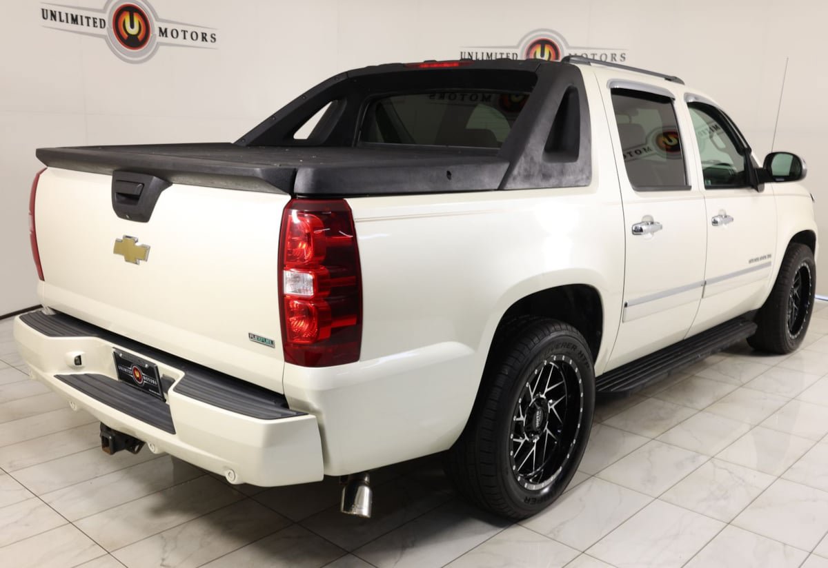 Used 2011 Chevrolet Avalanche LTZ AWD/4WD image 2