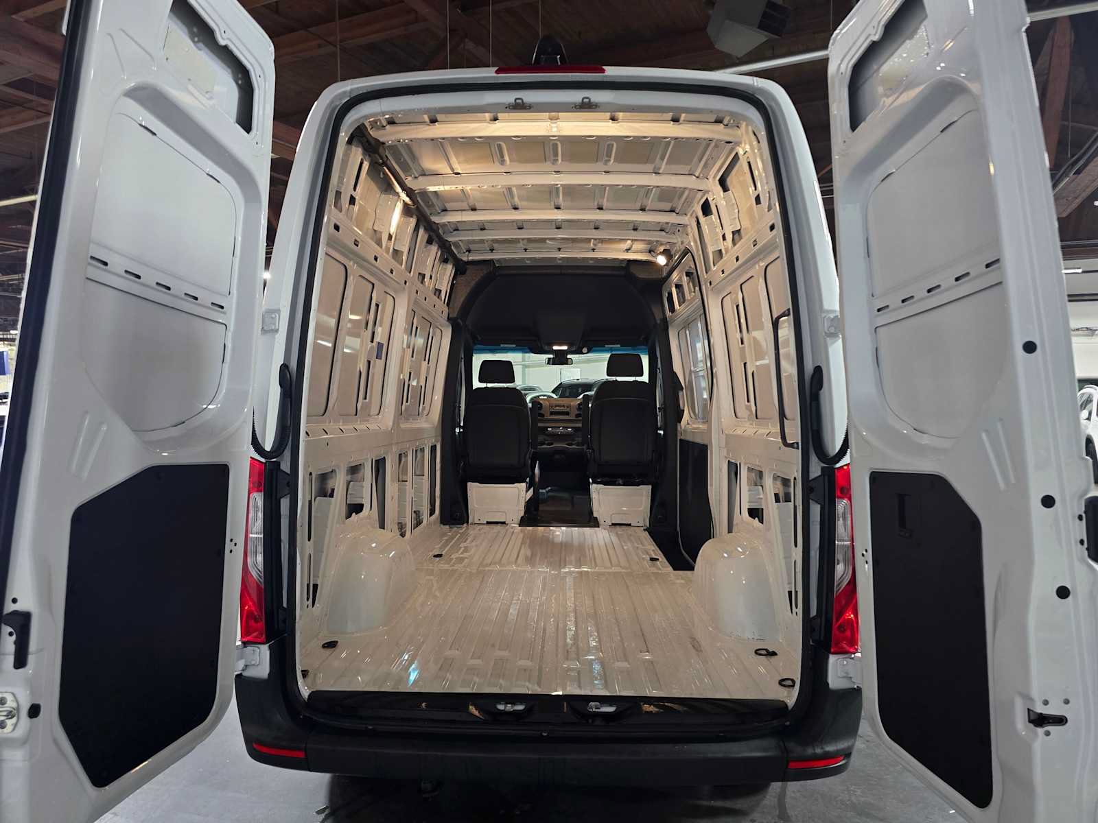 Used 2025 Mercedes-Benz Sprinter 2500 image 16
