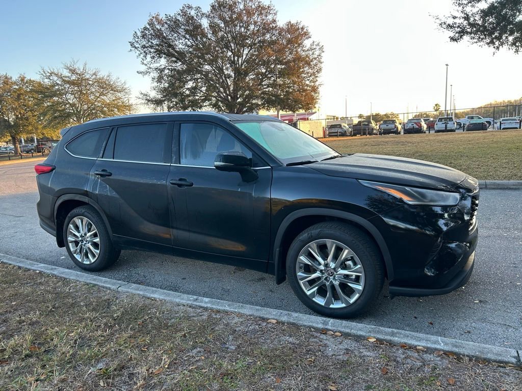 Certified 2025 Toyota Highlander Limited image 7