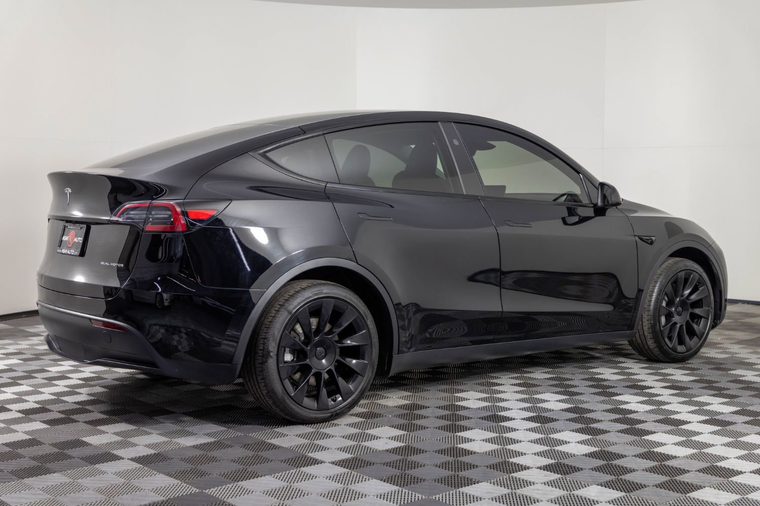 Used 2024 Tesla Model Y AWD image 8