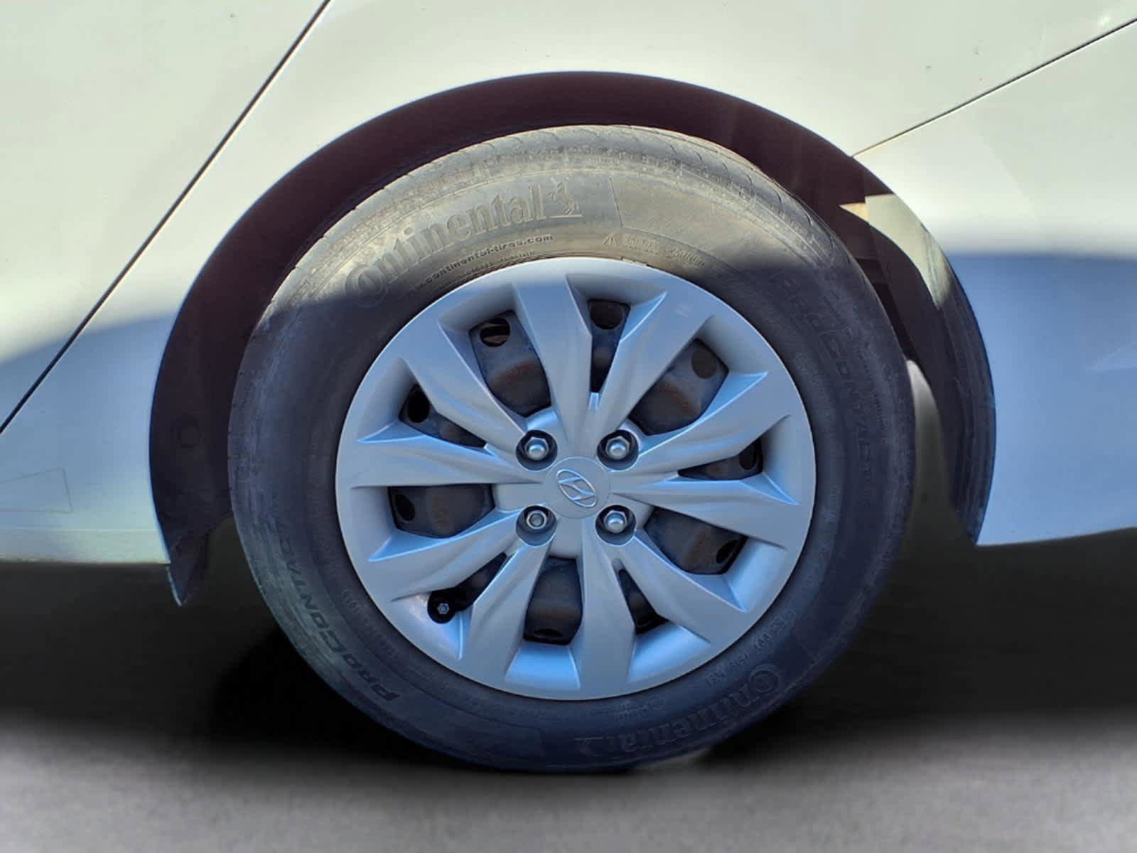 Used 2022 Hyundai Accent SE FWD image 2