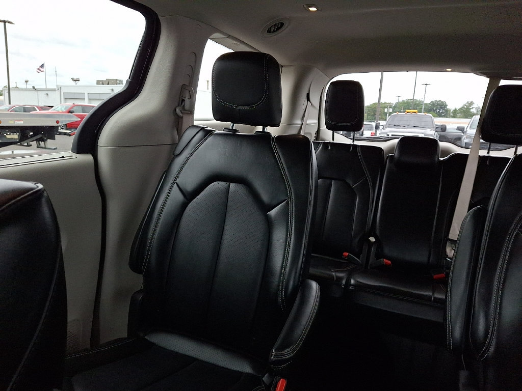 Used 2024 Chrysler Pacifica Touring-L FWD image 19