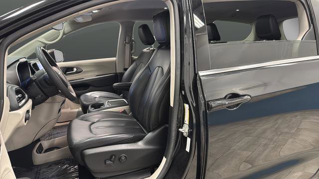 Used 2023 Chrysler Pacifica Touring-L FWD image 9