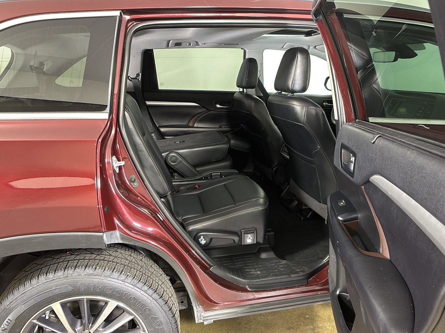 Used 2019 Toyota Highlander XLE AWD/4WD image 16