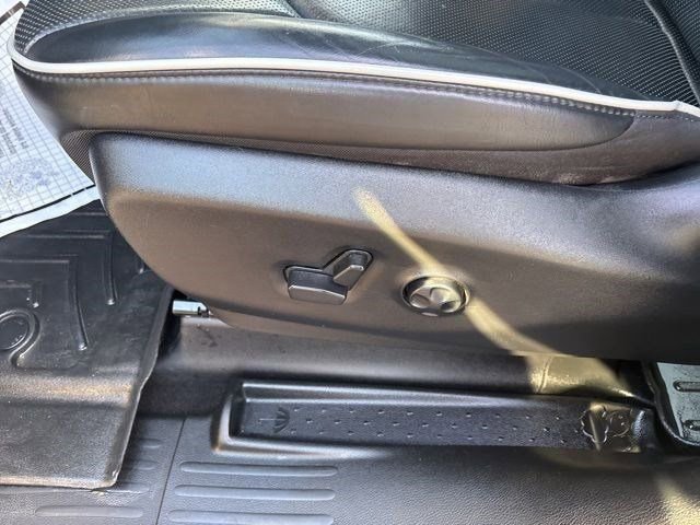 Used 2023 Chrysler Pacifica Limited w/ Uconnect Theater Family Group image 12