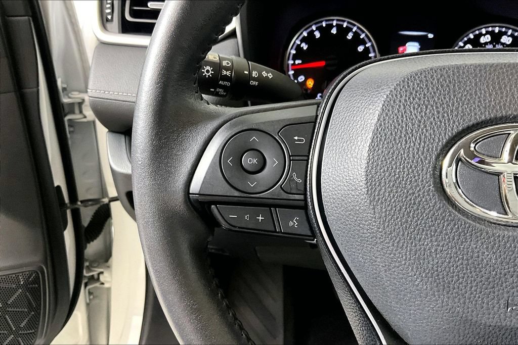 Used 2020 Toyota RAV4 XLE Premium FWD image 14