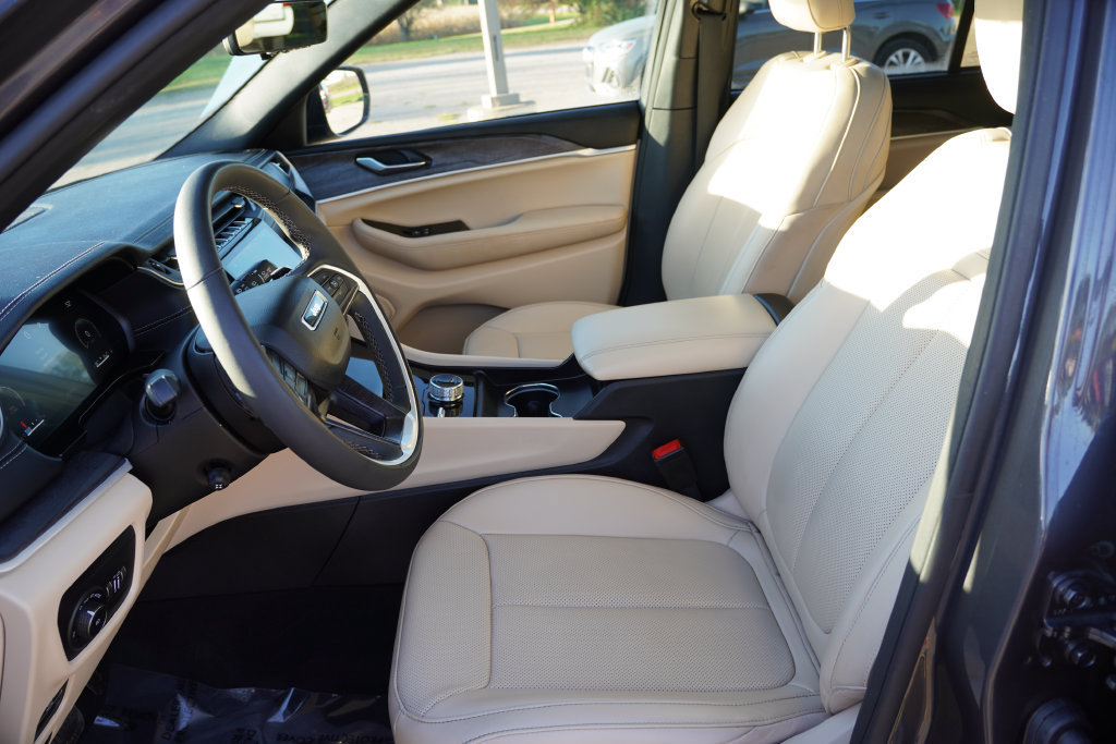 Certified 2025 Jeep Grand Cherokee Limited w/ Luxury Tech Group II AWD/4WD image 15