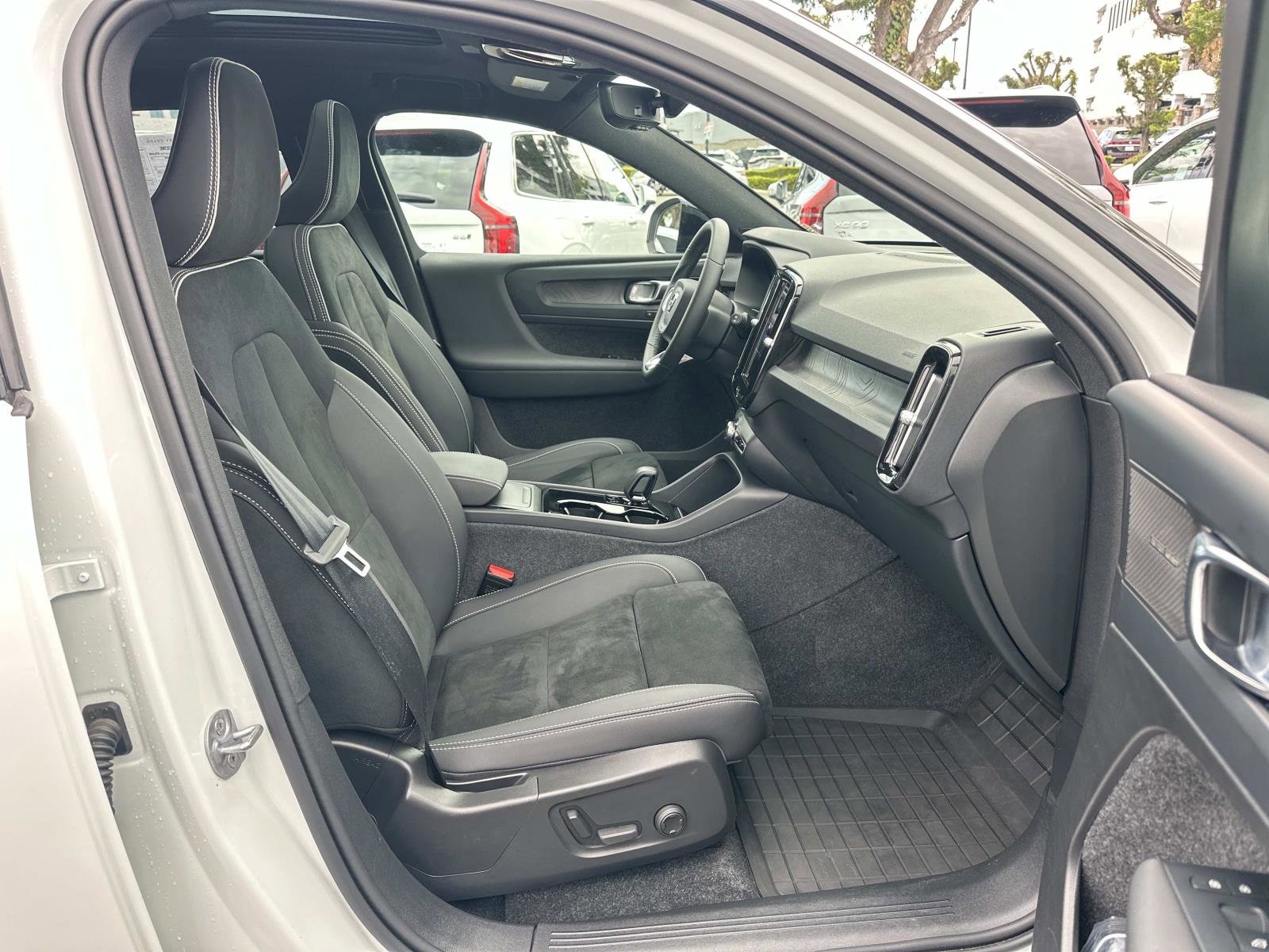 Certified 2024 Volvo XC40 Recharge Ultimate w/ Protection Package Premier image 25