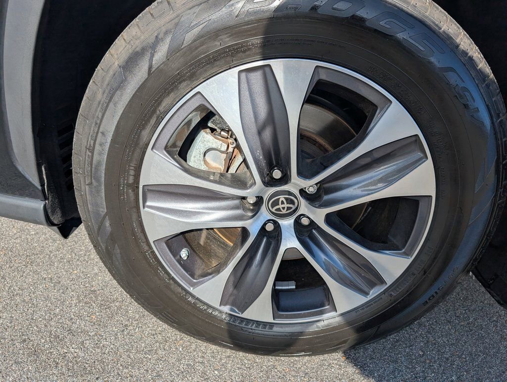 Used 2023 Toyota Highlander XLE image 12