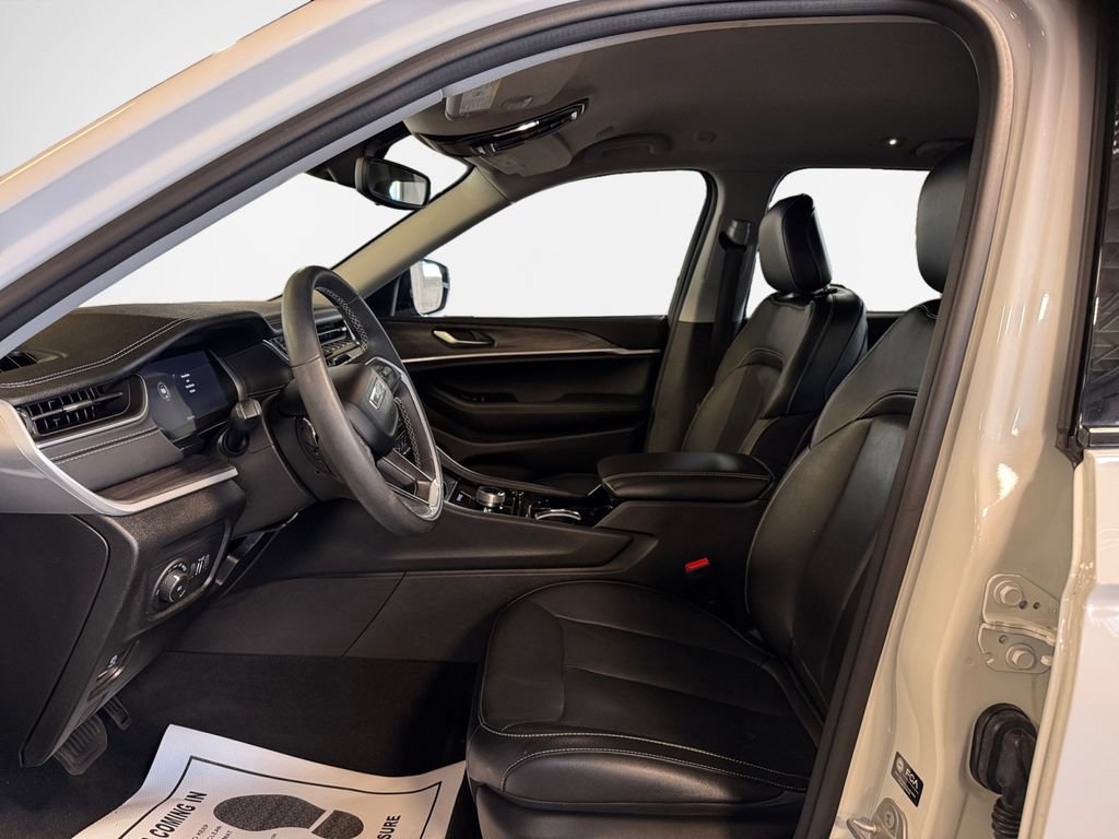 Used 2023 Jeep Grand Cherokee Limited w/ Black Appearance Package AWD/4WD image 12