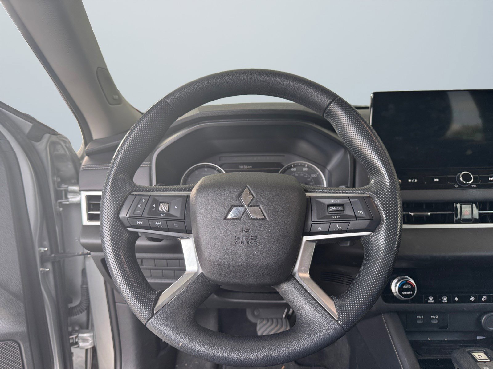 Used 2025 Mitsubishi Outlander ES image 13