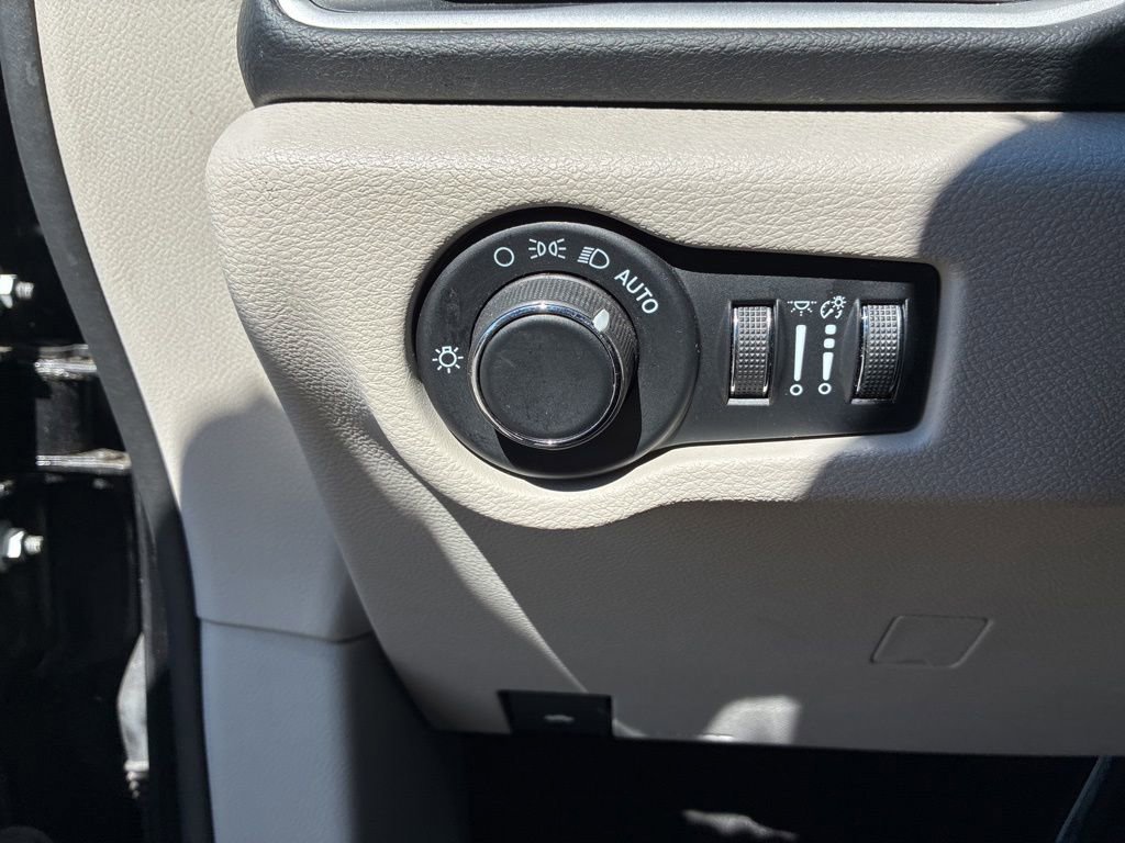 Used 2023 Chrysler Voyager LX FWD image 12