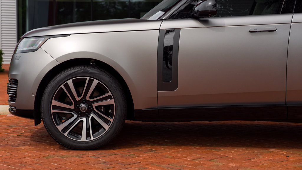 Used 2023 Land Rover Range Rover SV AWD/4WD image 3