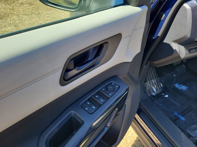 Used 2025 Nissan Pathfinder SV FWD image 10